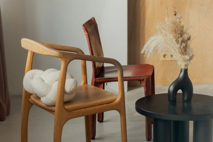 Two chairs and a table with dried flowers.
